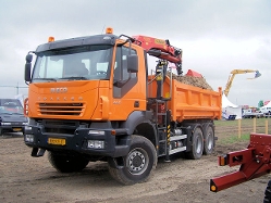 Iveco-Trakker-440-orange-vNispen-230307-01