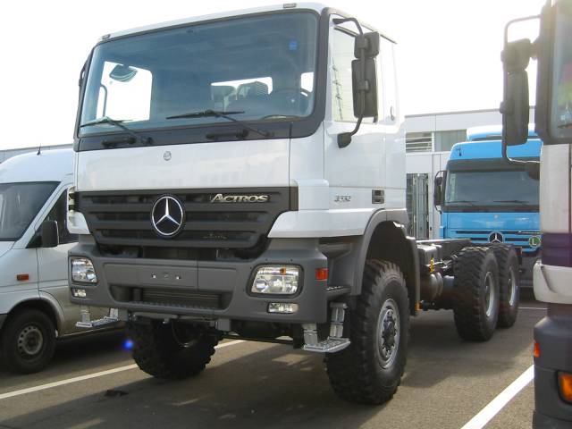 MB-Actros-3332-MP2-weiss-Vaclavik-100405-01.jpg - Mercedes-Benz Actros MP2 3331B. Wilhelm