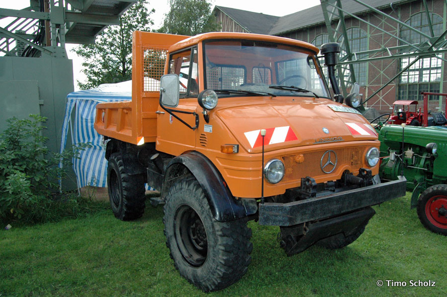 MB-Unimog-orange-Scholz-140112-04.jpg