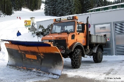 MB-Unimog-orange-Scholz-140112-01