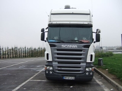 Scania-R-420-weiss-Fustinoni-221105-02