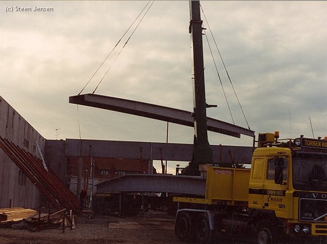 09-Volvo-F12-Schwertransport-Stahltraeger-(Jensen).jpg