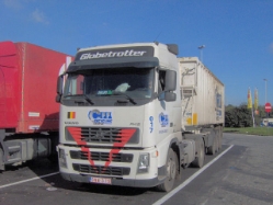 Volvo-FH12-420-weiss-Rouwet-111106-01-B