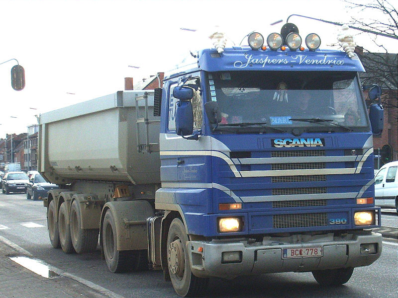 BE-Scania-113-M-380-Vendrix-Rouwet-010408-01.jpg