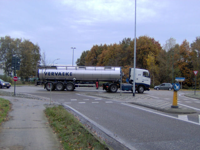 Volvo-FH-Verwaaeke-Rouwet-281106-01-B.jpg