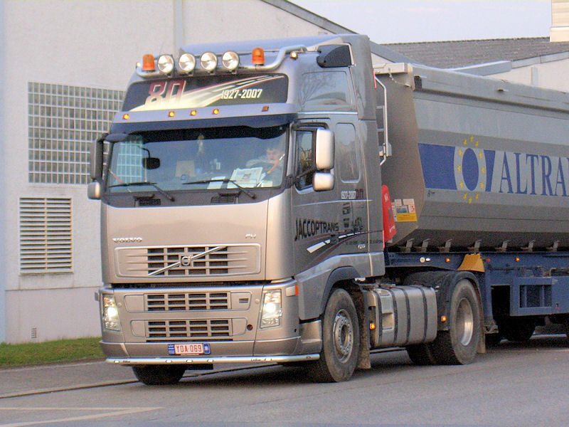 BE-Volvo-FH-silbergrau-Szy-150708-02.jpg - Trucker Jack