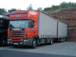 BG-Scania-124-L-420-rot-Holz-260808-01