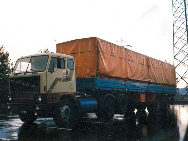 Volvo-F89-grau-orange-AKuechler-240105-01.jpg