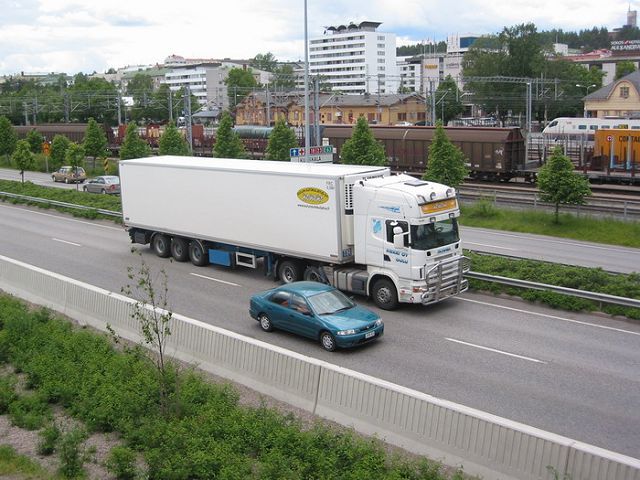 Scania-4er-weiss-Posern-FIN-130804-1.jpg