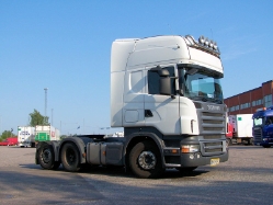 Scania-R-420-weiss-Iden-220807-01-FIN