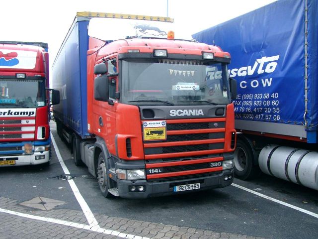 Scania-114-L-380-rot-blau-Willann-131204-1-F.jpg - Michael Willann