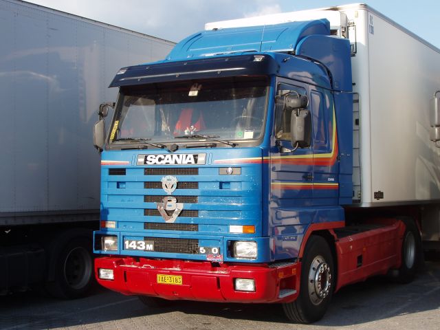 Scania-143-M-500-blau-rot-Holz-090805-01-GR.jpg