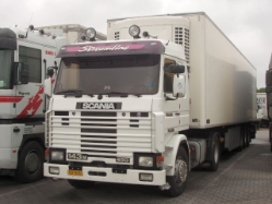 Scania-143-M-450-weiss-Holz-190706-01-GR