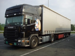Scania-144-L-530-schwarz-Holz-040804-2-GR
