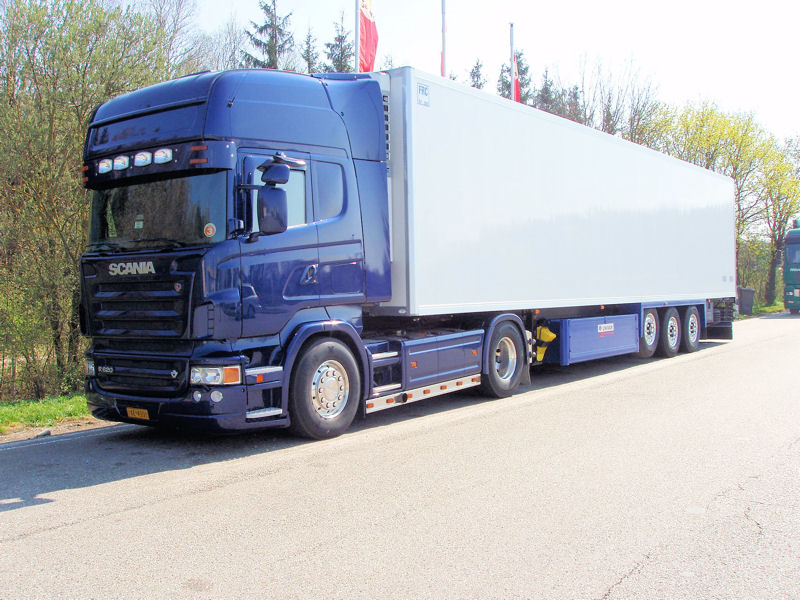 Scania-R-620-blau-Holz-080607-01-GR.jpg