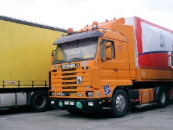 GR-Scania-143-M-500-gelb-Holz-040209-01