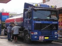 Volvo-F12-blau-AWolters-310106-01-GR