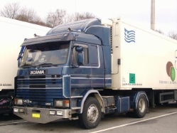 Scania-143-M-450-KUEKOSZ-blau-weiss-(Szy)-280104-GR