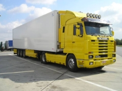 Scania-143-M-gelb-Reck-110904-1-GR