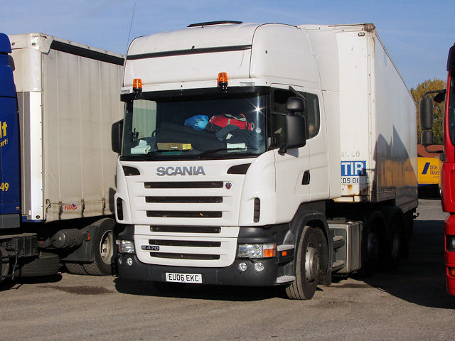 Scania-R-470-weiss-Holz-180107-02-GB.jpg