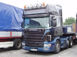 Scania-144-L-530-schwarz-blau-Holz-310807-01-IRL