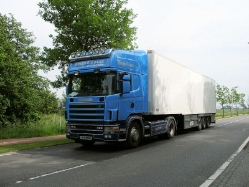IRL-Scania-144-L-460-blau-Holz-020709-02