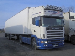 Scania-164-L-580-blau-weiss-Stober-220406-01-IRL