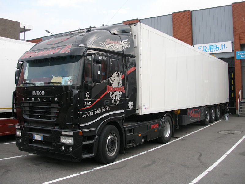 IT-Iveco-Stralis-AS-440-S-54-schwarz-Holz-020709-01.jpg