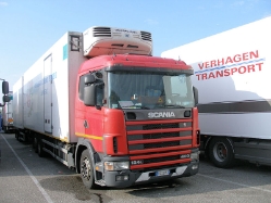 IT-Scania-124-L-400-rot-Holz-020709-01