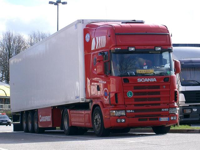 Scania-124-L-440-KUEKOSZ-rot-weiss-Szy-270304-1-I.jpg - Trucker Jack