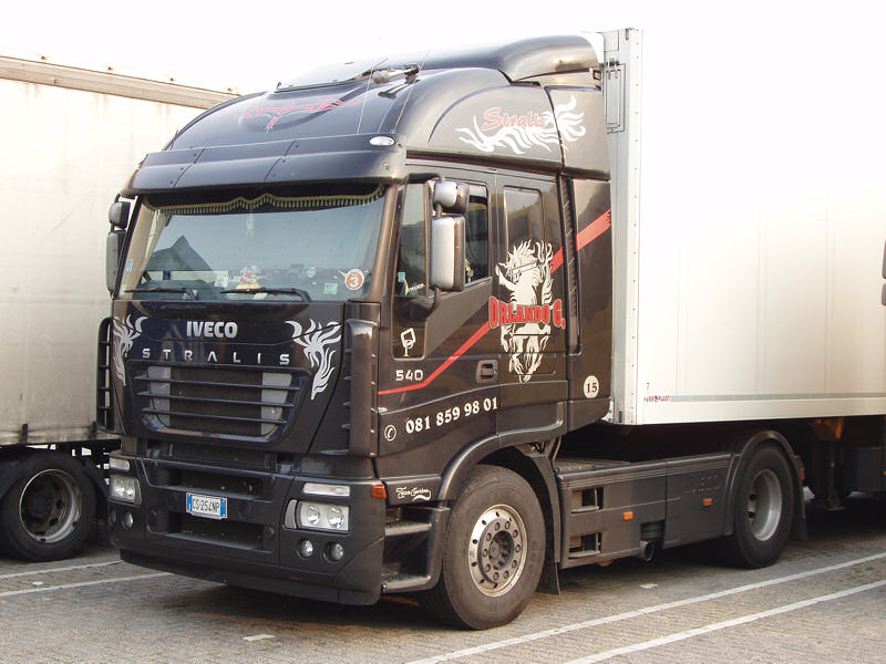 Iveco-Stralis-AS-440-S-54-schwarz-Holz-310807-03-IT.jpg