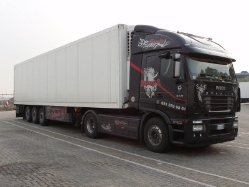Iveco-Stralis-AS-440-S-54-schwarz-Holz-310807-01-IT