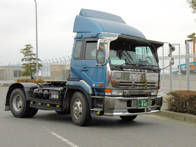 Nissan-Diesel-blau-Jeong-111106-03.jpg