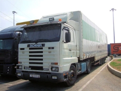 Scania-113-M-380-weiss-Fustinoni-221106-01-CRO