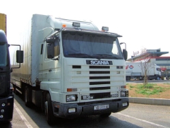 Scania-113-M-380-weiss-Fustinoni-221106-02-CRO