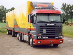 Scania-143-M-450-PLSZ-grau-gelb-Holz-260304-2-FL