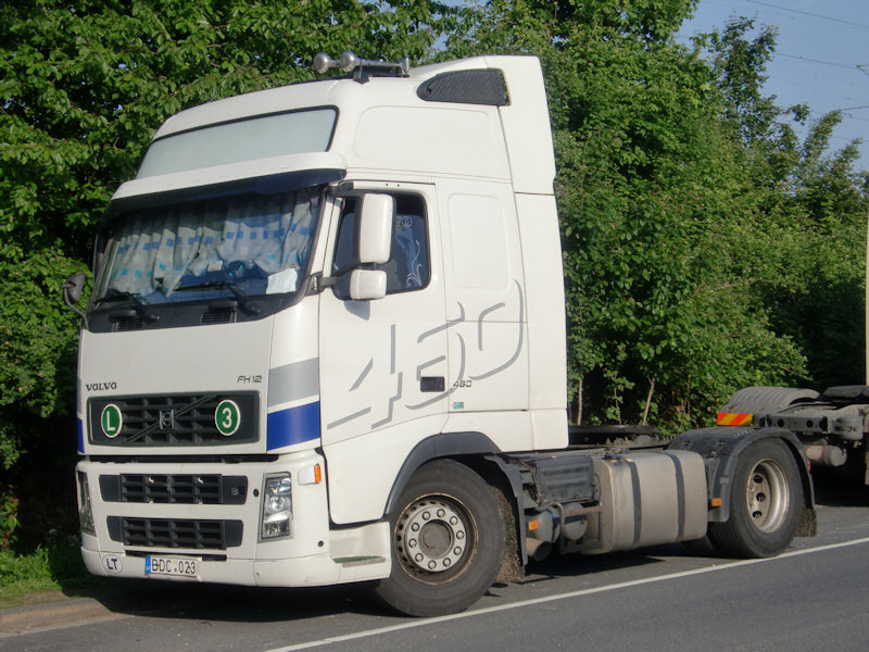 LT-Volvo-FH12-460-weiss-DS-270610-01.jpg - Trucker Jack