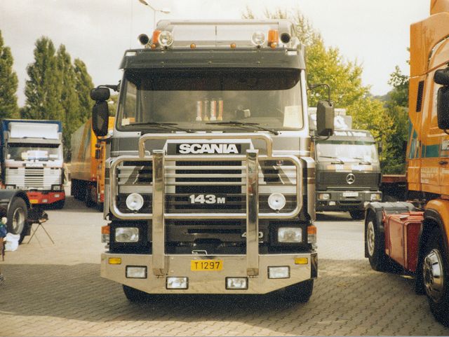 Scania-143-M-blau-Engel-040405-01-LUX.jpg