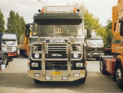 Scania-143-M-blau-Engel-040405-01-LUX