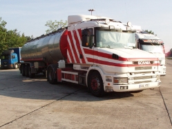Scania-124-L-420-weiss-Holz-240807-01-PL