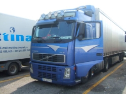Volvo-FH12-blau-Fustinoni-010706-02-PL