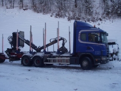 Scania-144-G-530-blau-Hlavak-290405-01-SK