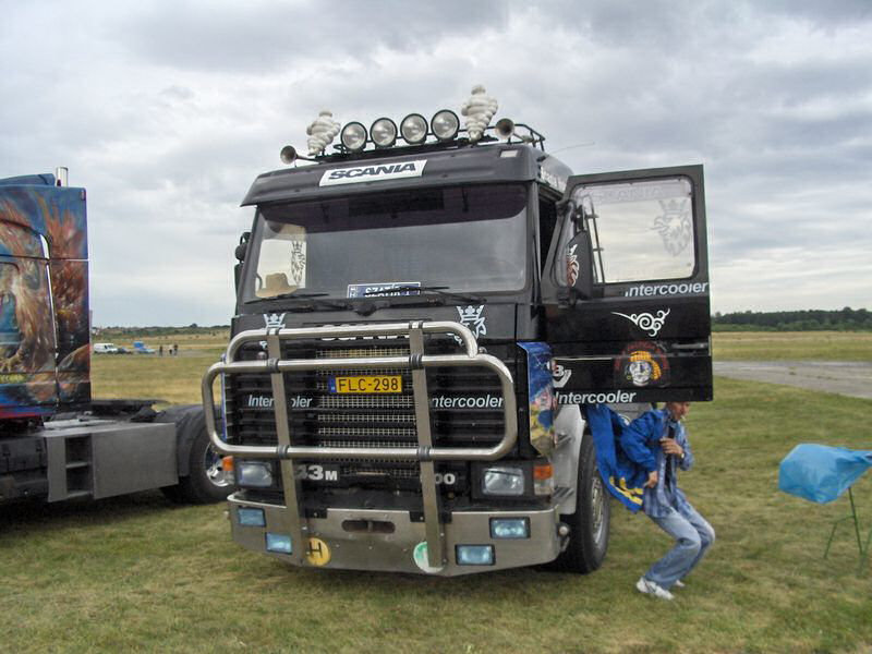 HUN-Scania-143-H-500-schwarz-Decsi-090308-01.jpg