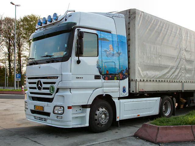 MB-Actros-1844-MP2-weiss-Holz-250506-01-HUN.jpg