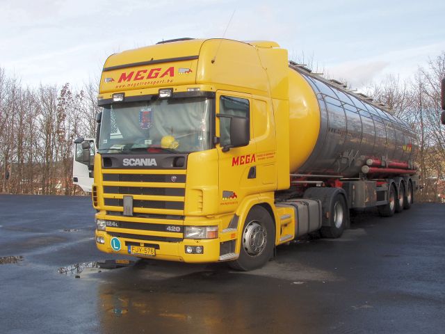 Scania-124-L-420-MEGA-Holz-180406-01-HUN.jpg