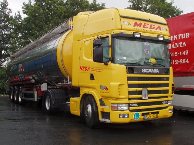 Scania-124-L-420-Mega-Holz-110805-01-HUN.jpg