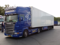 Scania-R-500-blau-Holz-170605-01-HUN