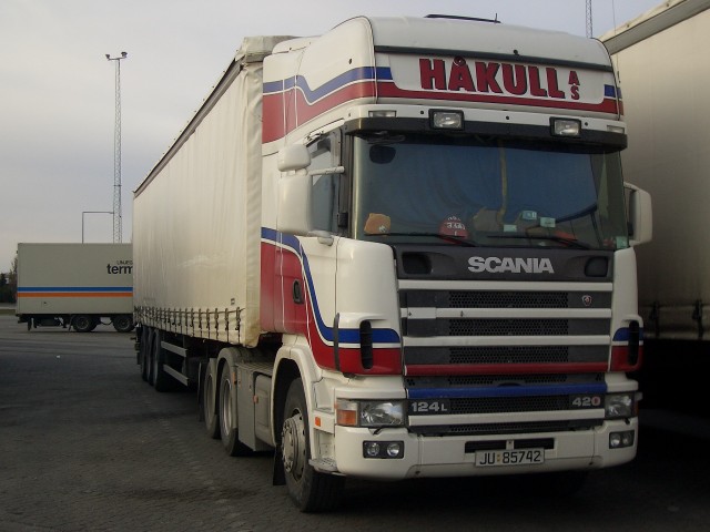 Scania-124-L-420-Hakull-Stober-100304-1.jpg