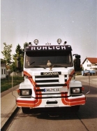 Scania-113-H-Roehlich-Bach-040705-01-H