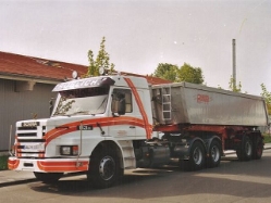 Scania-113-H-Roehlich-Bach-040705-02